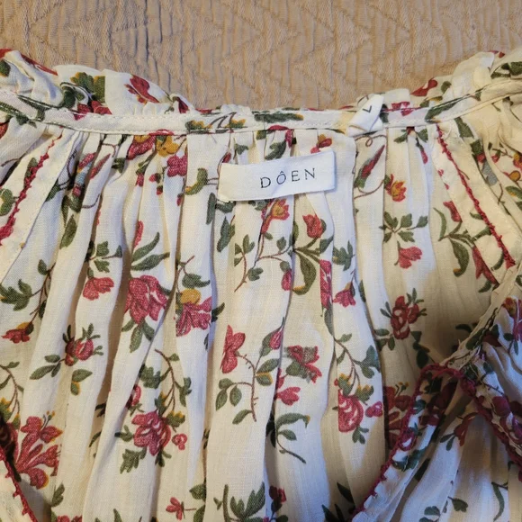 Floral Women's Top with Lace Trim - Picture 3 of 6